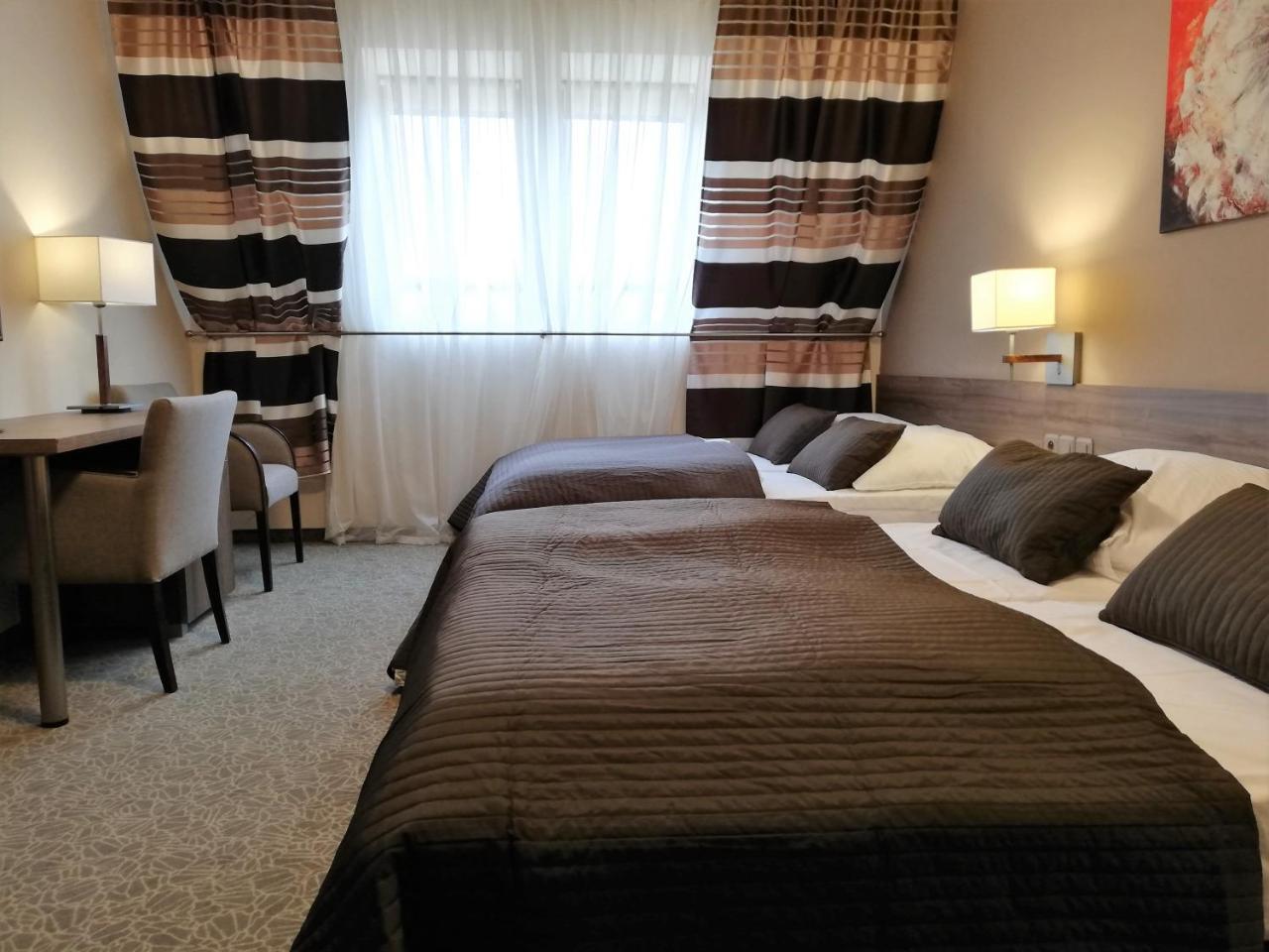 Hotel Zakliki クラクフ エクステリア 写真