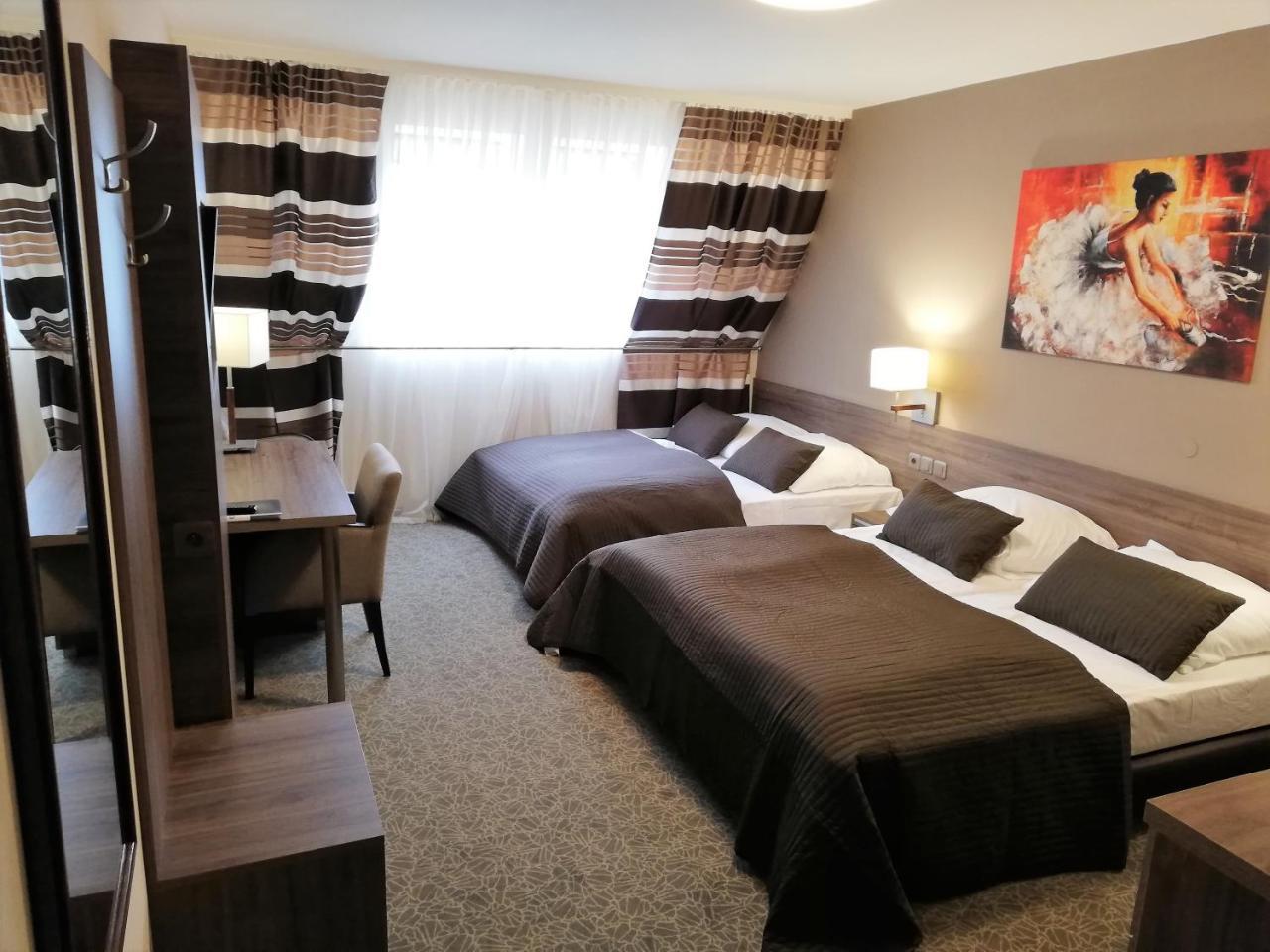 Hotel Zakliki クラクフ エクステリア 写真